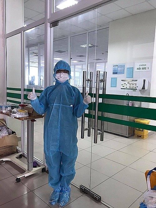 Le Thi Hong Nhung poses for a photo before beginning her night shift at the National Hospital for Tropical Diseases, Hanoi, on May 13, 2021. Photo courtesy of Nhung.