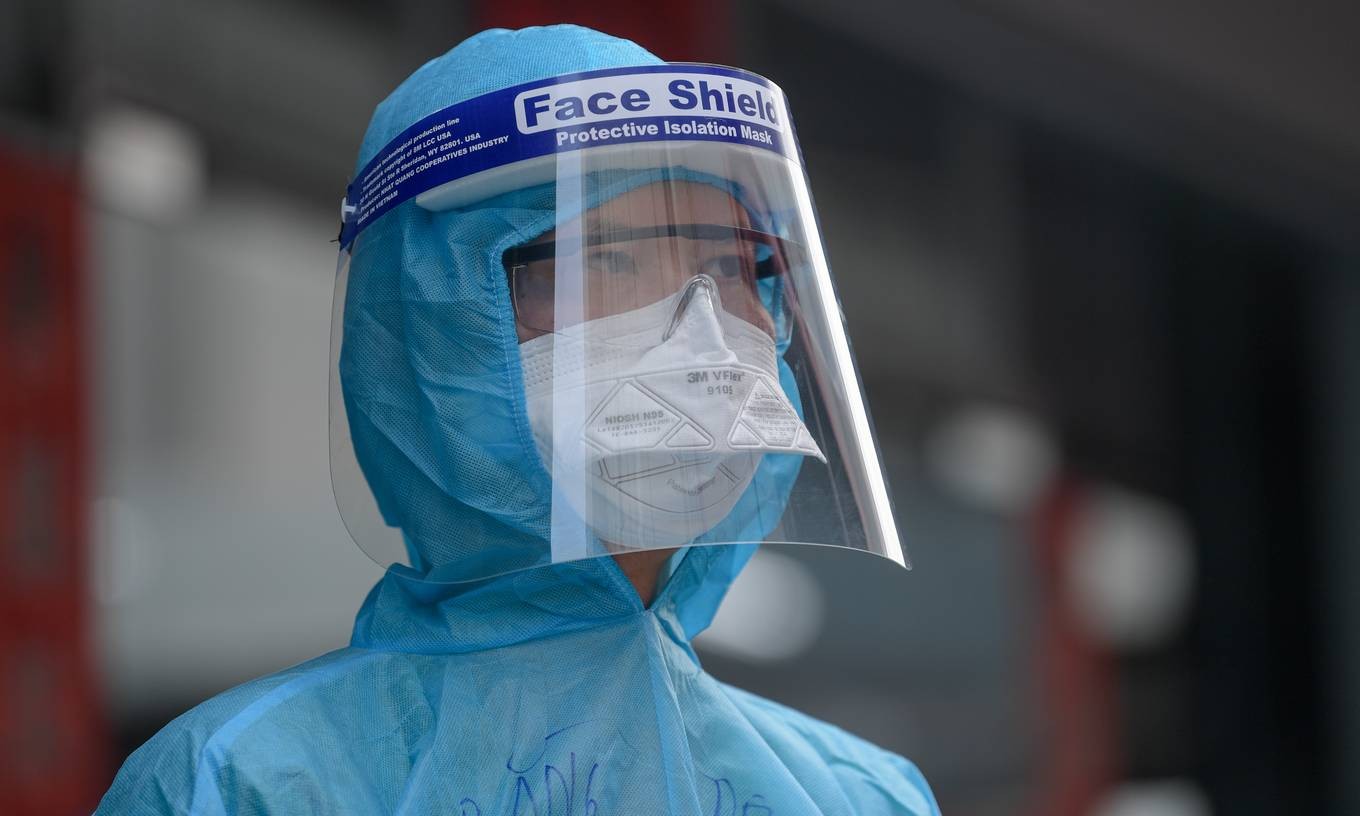 A medical worker at the Quang Chau industrial park in Bac Giang, May 15, 2021. Photo by VnExpress/Giang Huy.