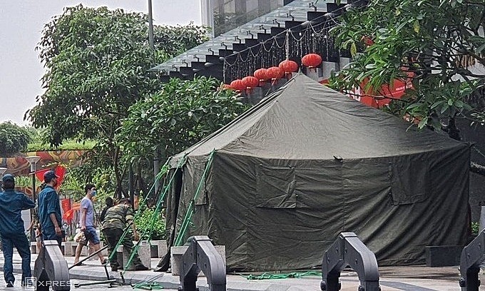 A tent of Hanoi's Covid task force has been set up at Goldmark City urban area in Hanoi, May 24, 2021. Photo by VnExpress/Vo Hai.