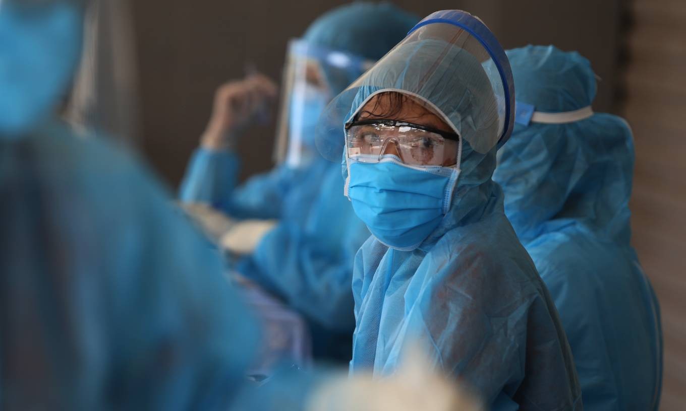 A medic team wait to take samples for Covid-19 testing in Quang Nam, August 11, 2020. Photo by VnExpress/Dac Thanh.