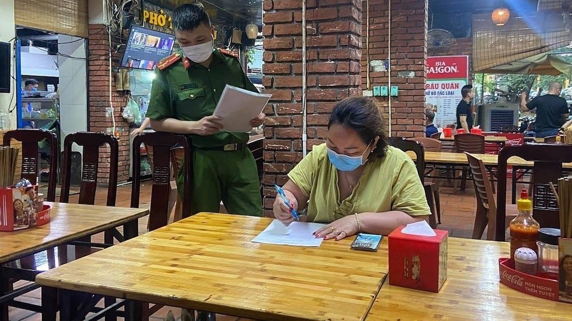 Hanoi closes restaurants, salons as Covid-19 threat mounts