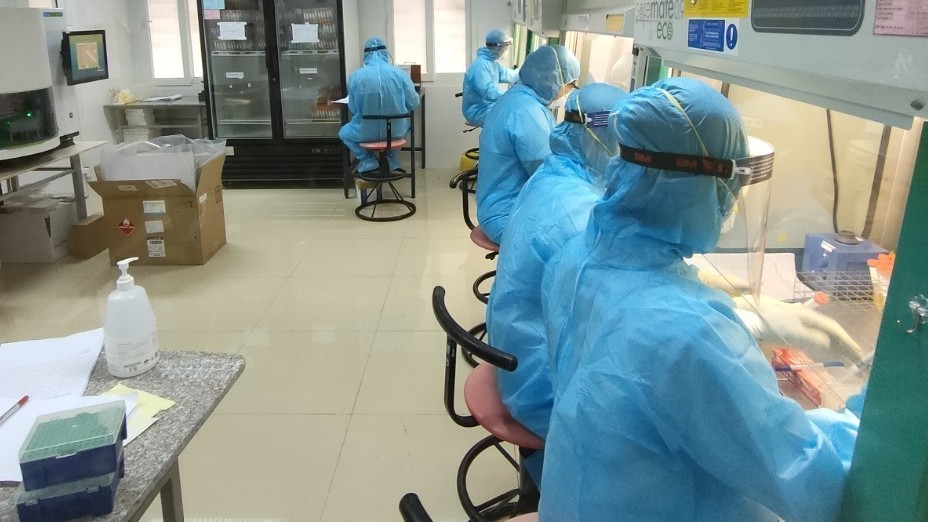 Phòng xét nghiệm giúp sức tâm dịch Bắc Giang từ khoảng cách 140km