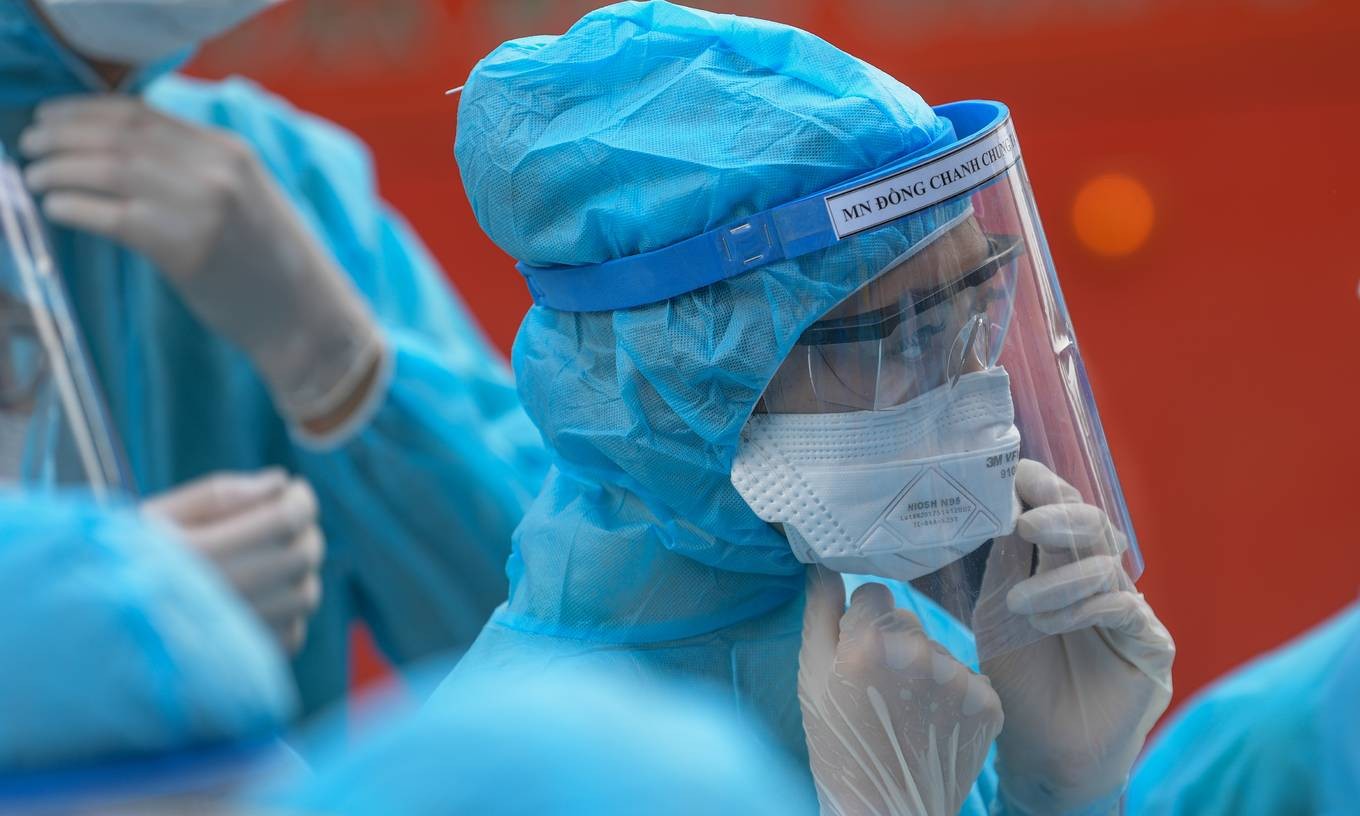 A medical worker prepares to take swab samples from workers at Bac Giang's Quang Chau industrial park for Covid-19 testing, May 15, 2021. Photo by VnExpress/Giang Huy.