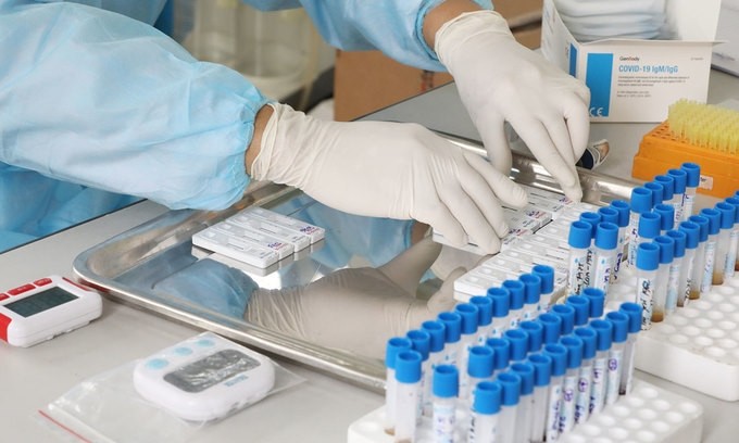 A medical staff tests human samples for the novel coronavirus in Hanoi. Photo by VnExpress/Ngoc Thanh.