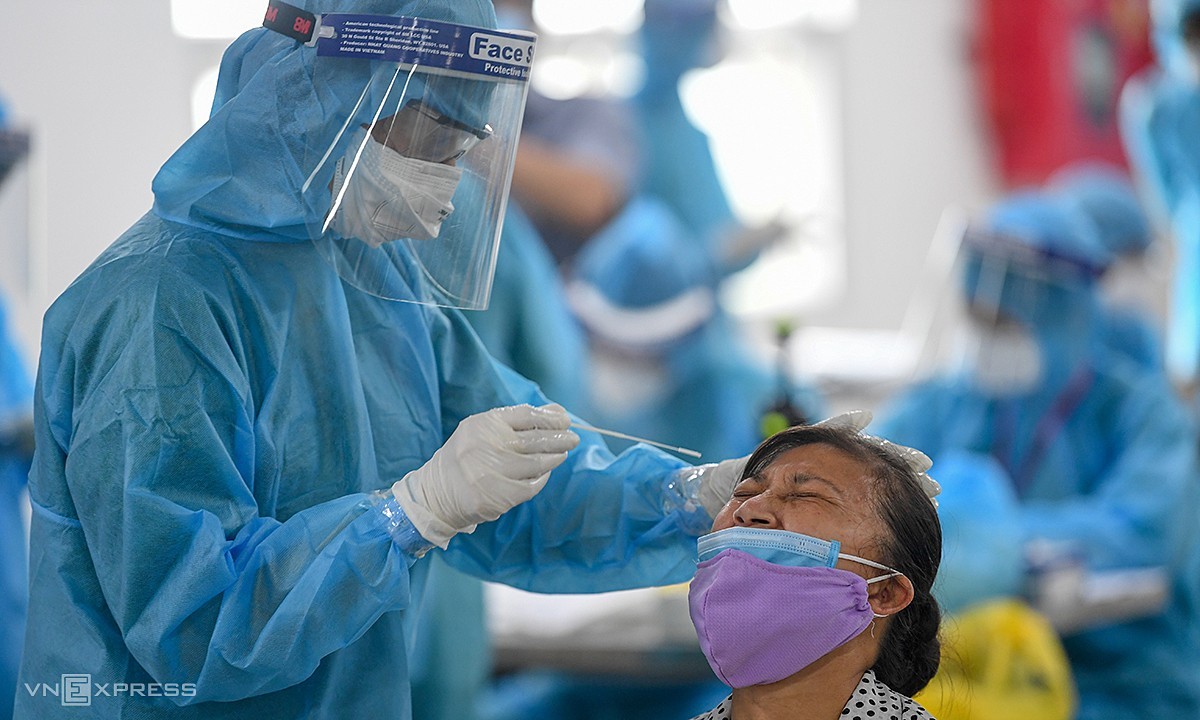 A medic takes samples of a worker at Quang Chau Industrial Park in Viet Yen District, Bac Giang Province, for coronavirus tests, May 2021. Photo by VnExpress/Giang Huy.