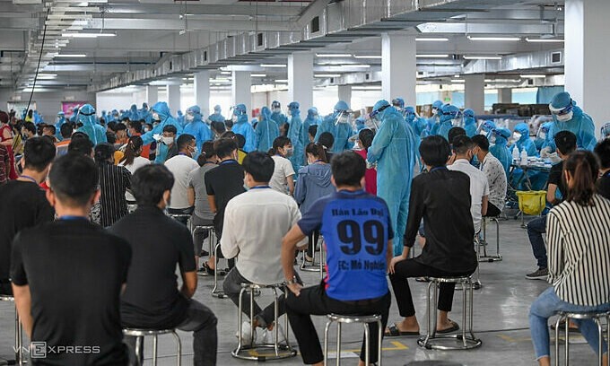 Workers wait to have their samples taken for coronavirus tests at Quang Chau Industrial Park in Bac Giang Province, May 2021. Photo by VnExpress/Hoang Phong.