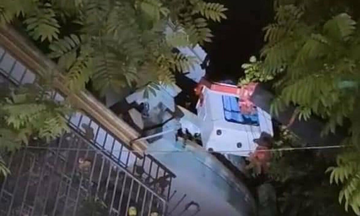 Officials use a ladder truck to approach a woman in Bac Giang Province who had come into contact with a Covid-19 patient but refused to enter quarantine. Photo acquired by VnExpress.