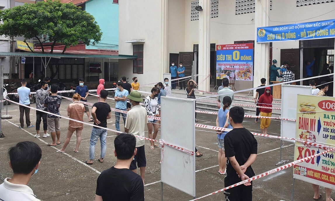 Factory workers wait in line to get goods donated by benefactors in Covid-hit Bac Giang Bac Giang Province, May 2021. Photo by VnExpress/Hong Chieu.