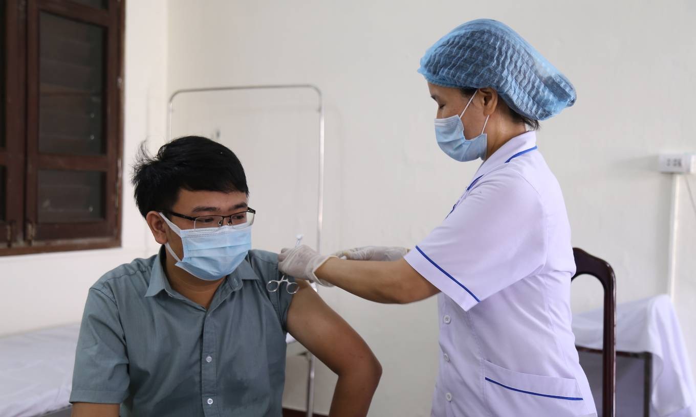 A frontline worker in the Covid-19 fight is vaccinated against Covid-19 in Da Nang. Photo by VnExpress/Dong Van.