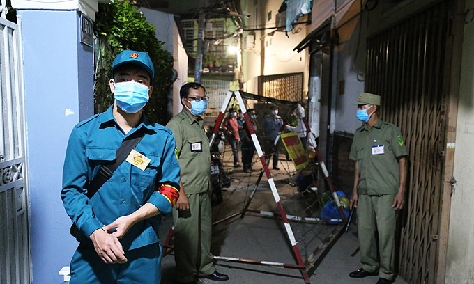 A task force isolates an alley in Go Vap District where the religious sect gathers, May 26, 2021. Photo by VnExpress/Dinh Van.