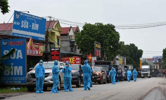 Hội lái xe Bắc Giang chi nhánh huyện Việt Yên tình nguyện sát cánh cùng đội ngũ y, bác sĩ ở Trung tâm Y tế huyện Việt Yên với nhiệm vụ vận chuyển F0, F1 đến cơ sở điều trị và cách ly tập trung. Ảnh: Vũ Anh