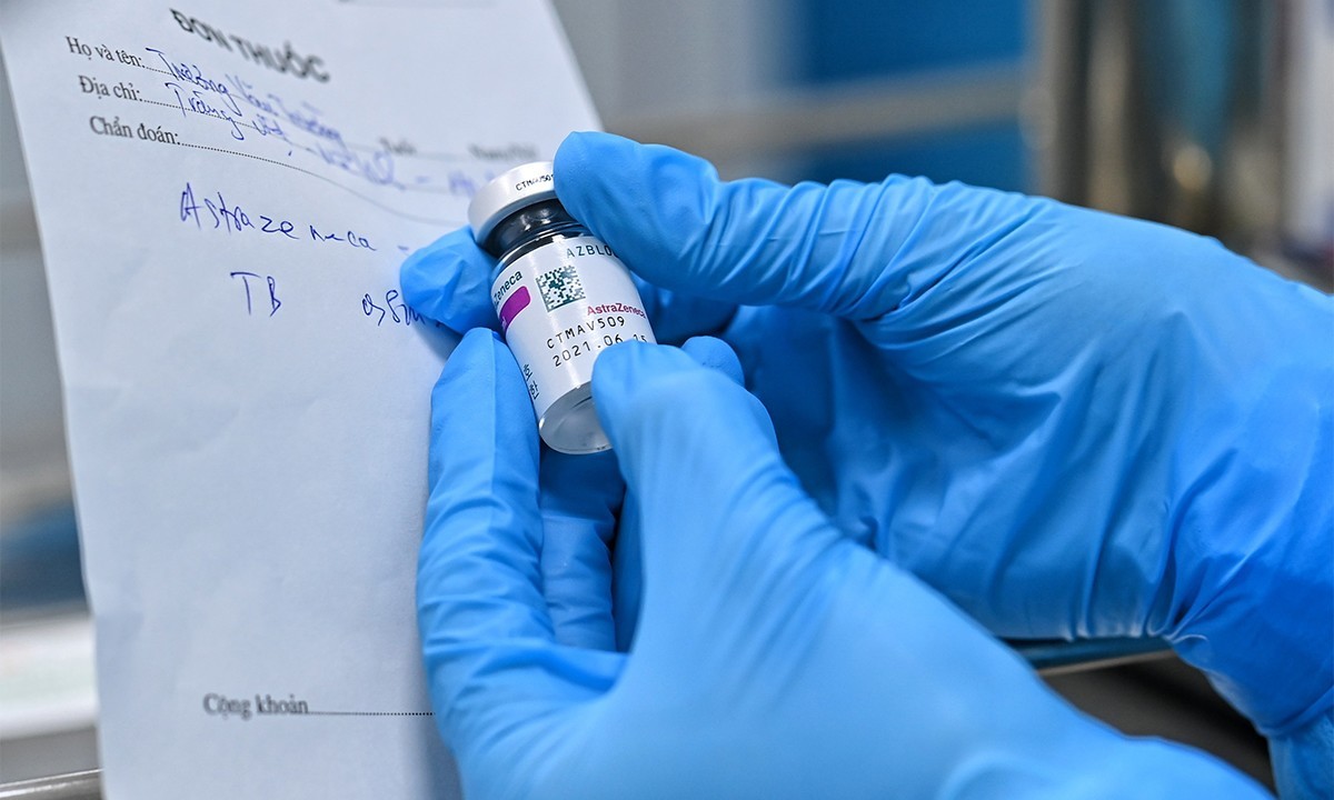 A medical staff holds a Covid-19 vaccine container in Hanoi on March 8, 2021. Photo by VnExpress/Giang Huy.