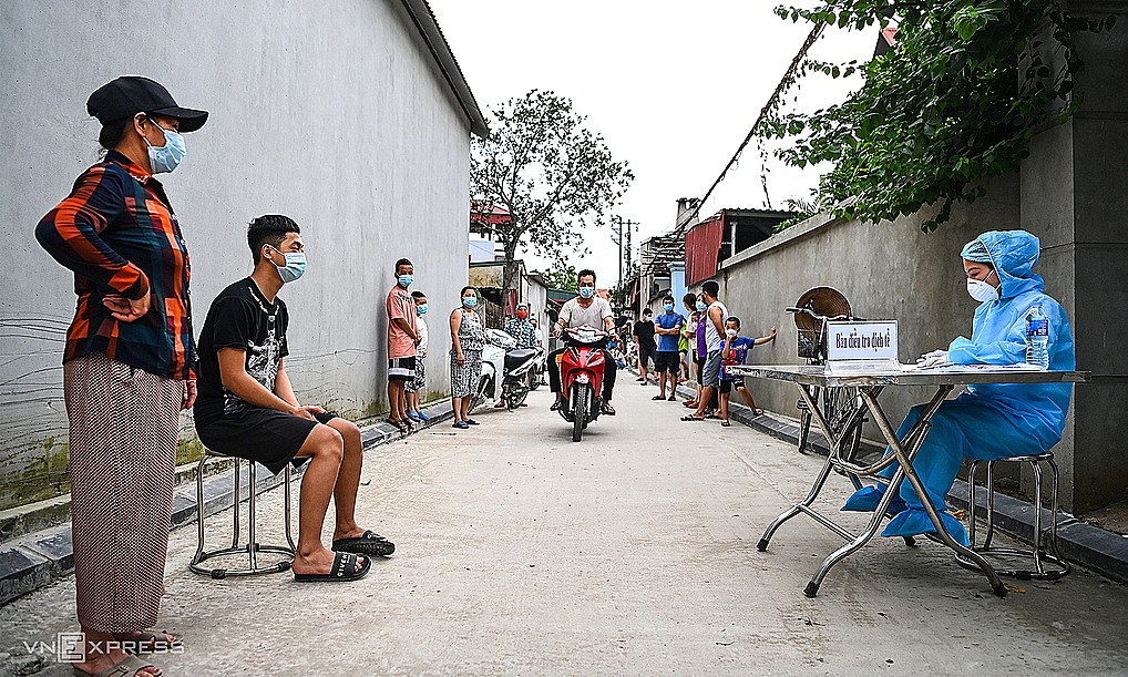 People wait to make health declarations in Hanoi, May 2021. Photo by VnExpress/Giang Huy.