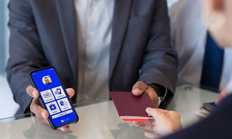 A passenger uses a smartphone app to show Covid-19 vaccine information to airline staff at an airport. Photo courtesy of Vietnam Airlines.