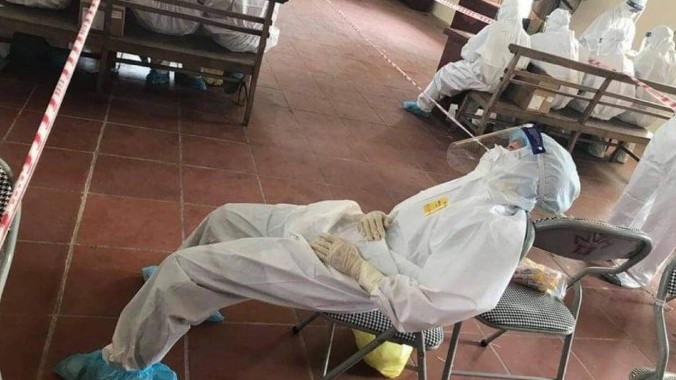 Tâm dịch Bắc Giang: Nhân viên y tế không ăn nổi cơm, ngủ 2-3 tiếng/ngày