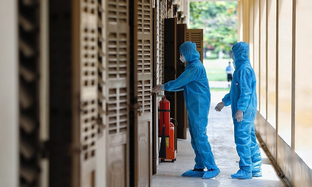 Medics check a room at a Covid-19 quarantine zone in HCMC, May 29, 2021. Photo by VnExpress/Huu Khoa.