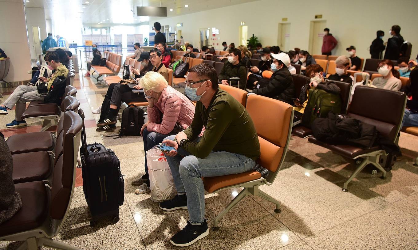 Arrivals from Europe wait at Hanoi's Noi Bai International Airport for the new coronavirus tests in March, 2020. Photo by VnExpress/Giang Huy.