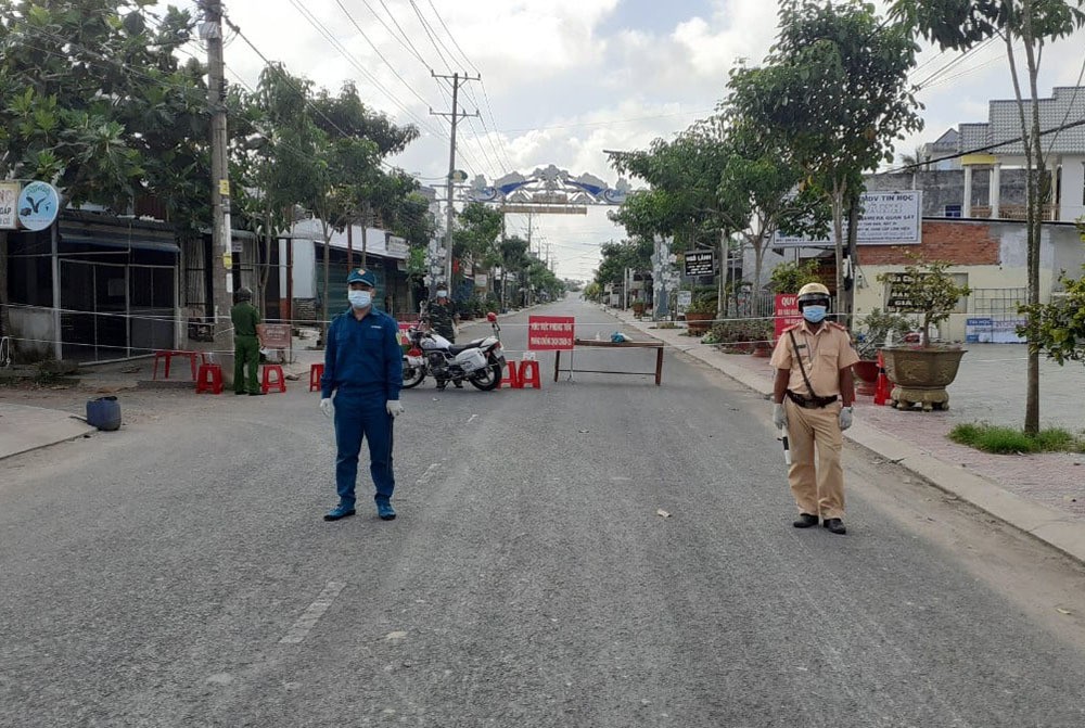 Ngành chức năng tỉnh Trà Vinh phong tỏa cách ly khóm 5 và 6, thị trấn Cầu Kè. Ảnhh: Truyền hình Trà Vinh