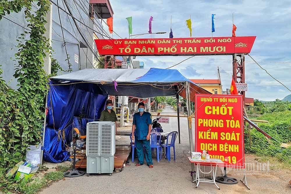 Chốt phong tỏa dịch Covid-19 tại Thị trấn Đồi Ngô