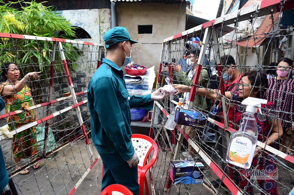 Khu Mả Lạng, phường Nguyễn Cư Tinh, quận 1, TP.HCM bị phong tỏa do có ca bệnh liên quan đến nhóm truyền giáo Phục Hưng. Ảnh: Thanh Tùng.