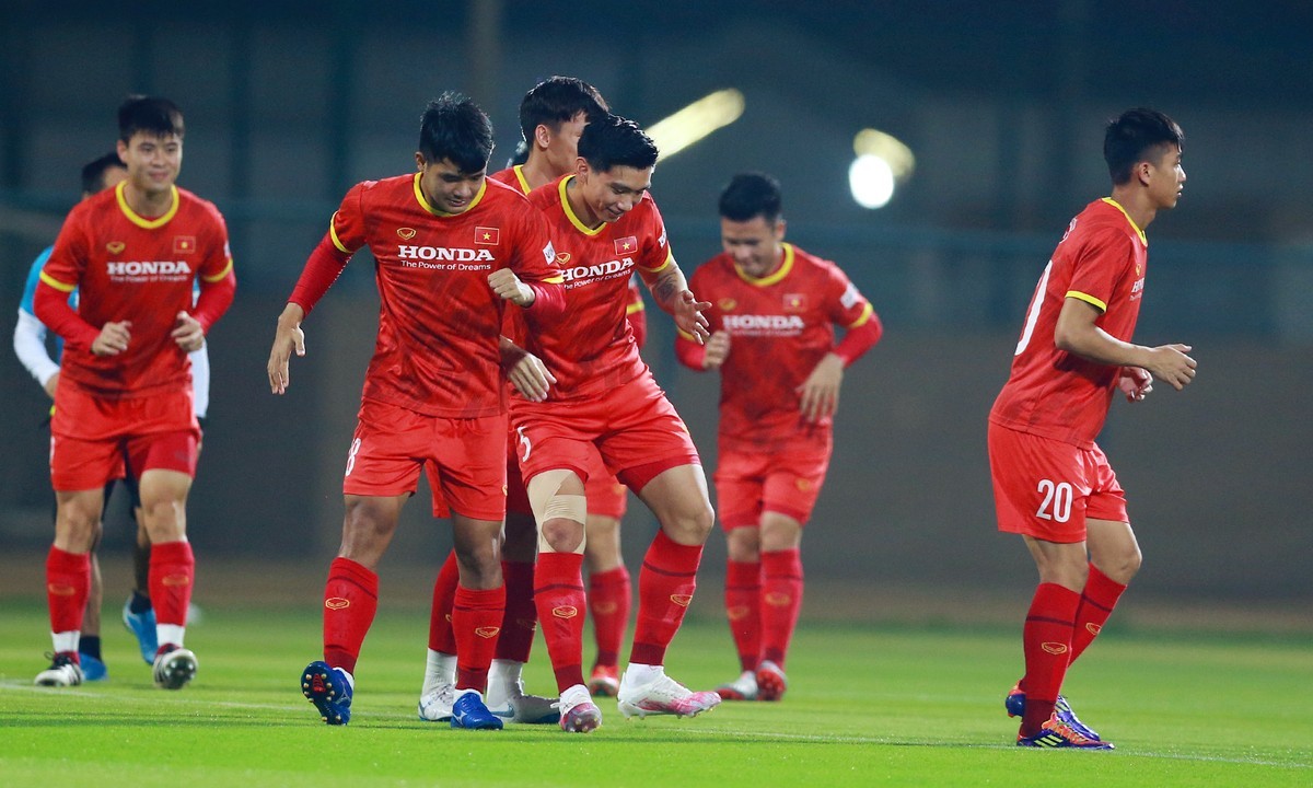 The national football team in a training session for the 2022 World Cup qualifiers in the UAE on June 4, 2021. Photo by VnExpress/Lam Thoa.