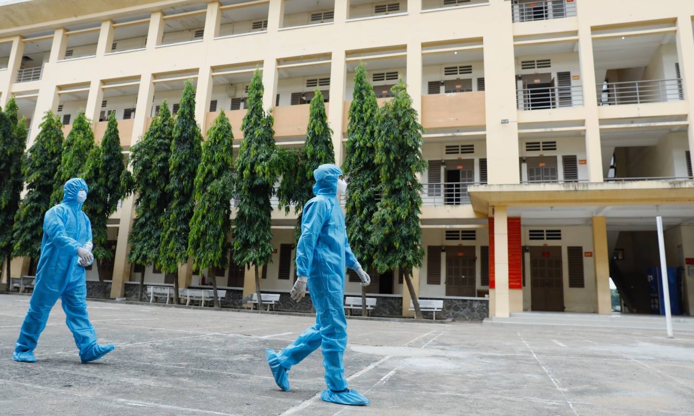 Medical workers are seen at a Covid-19 quarantine zone in HCMC, May 29, 2021. Photo by VnExpress/Huu Khoa.