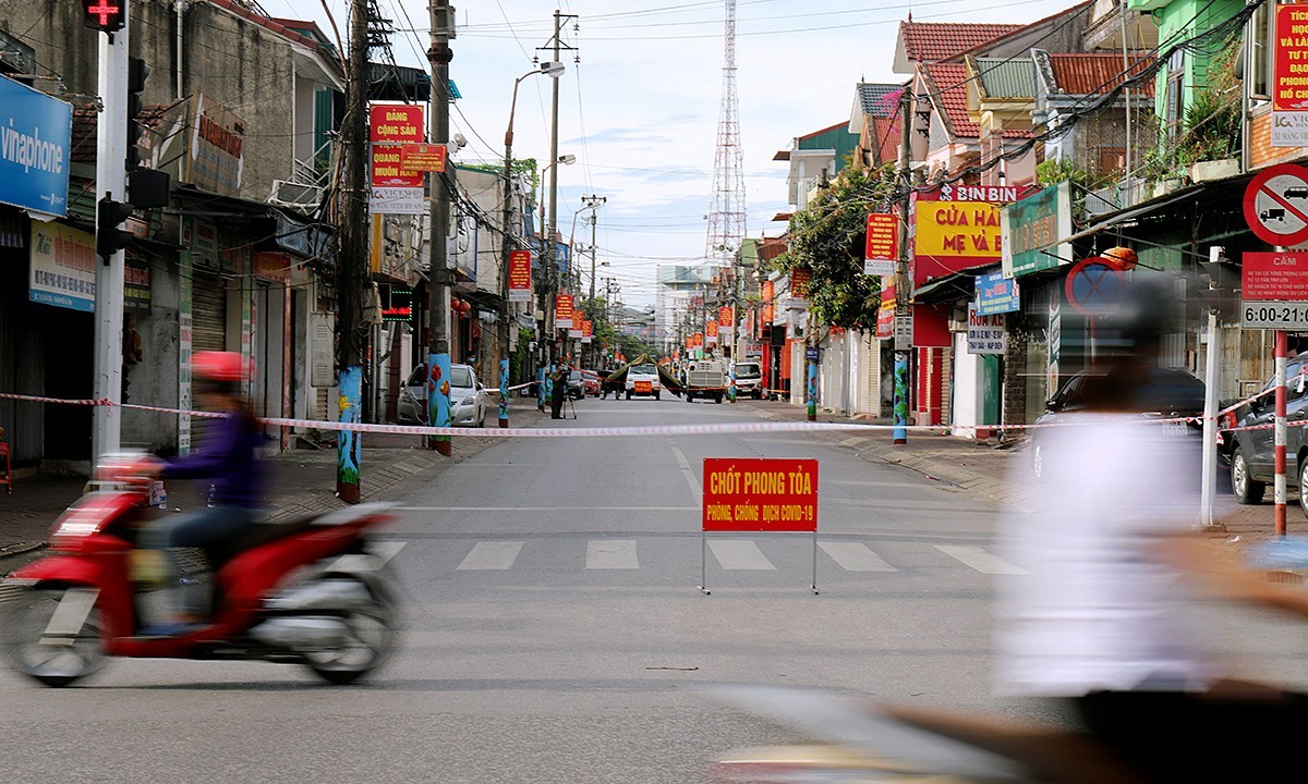 A neighborhood in Ha Tinh Province is put under Covid-19 isolation on June 10, 2021. Photo by VnExpress/Duc Hung.