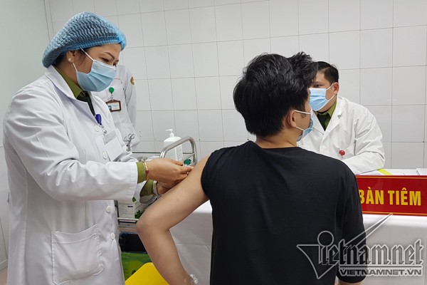 Tình nguyện viên tham gia thử nghiệm vắc xin Nanocovax tại Học viện Quân y. Ảnh: Thúy Hạnh