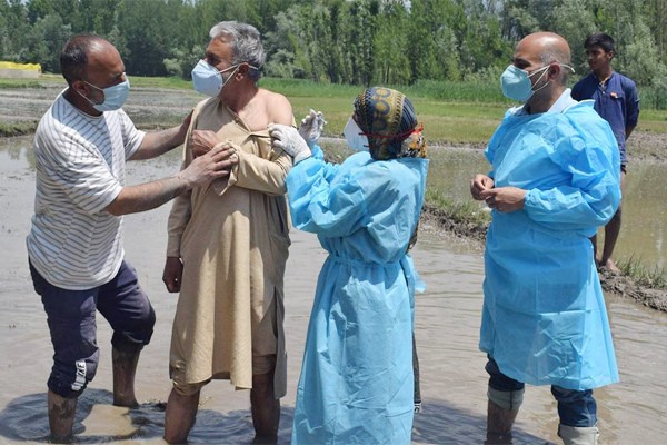 Nhân viên y tế tiêm phòng cho người dân sống ở Kashmir