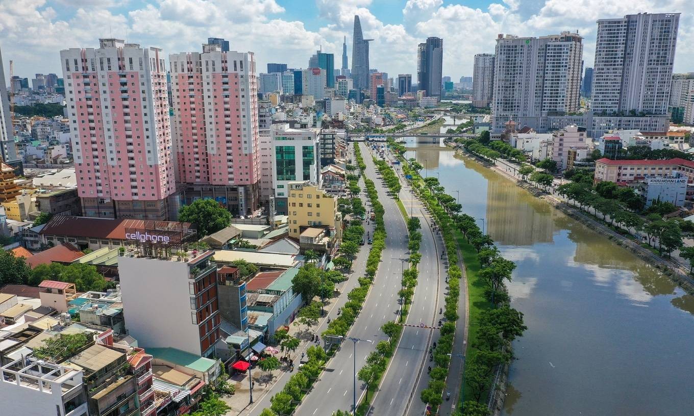 Vo Van Kiet Avenue, an arterial route connecting HCMC's eastern and western sides, is left deserted due to Covid-19 restriction measures, May 2021. Photo by VnExpress/Quynh Tran.