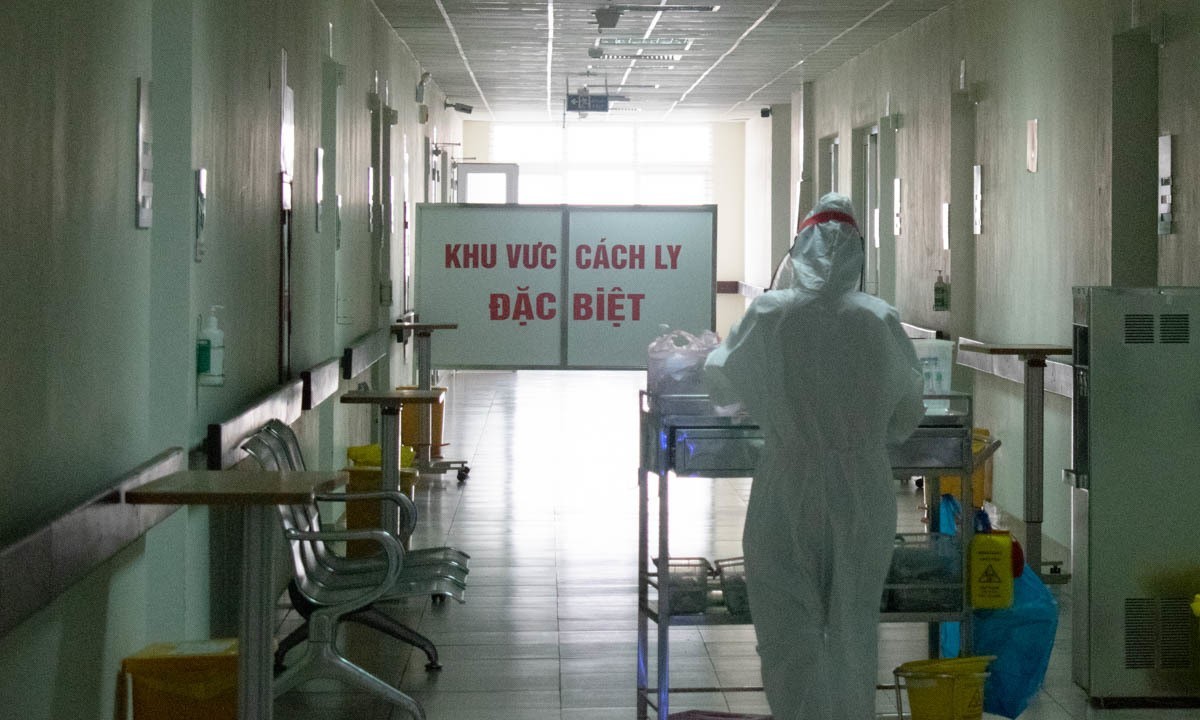 A medical worker operates inside the National Hospital for Tropical Diseases in Hanoi, March 2, 2021. Photo by VnExpress/Chi Le.