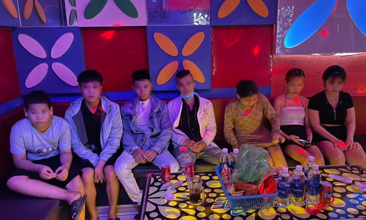 A group of people are seen at a karaoke parlor in Quang Nam despite an ongoing ban of non-essential services due to Covid-19, June 12, 2021. Photo courtesy of the police.