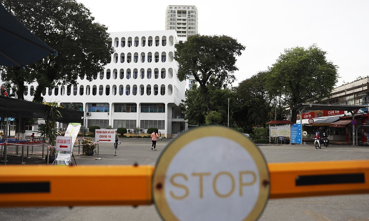 The HCMC Hospital for Tropical Diseases is locked down after three employees tested coronavirus positive, June 12, 2021. Photo by VnExpress/Huu Khoa.