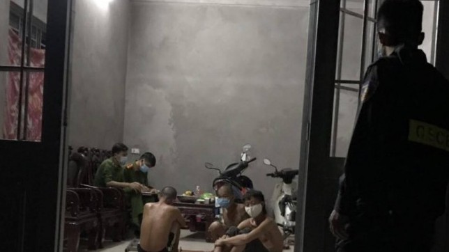 Bắc Giang: 3 thanh niên bị phạt 45 triệu vì tụ tập ăn uống trong mùa dịch