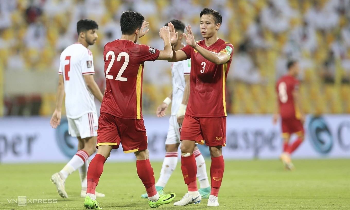 Captain Que Ngoc Hai (R) greets Nguyen Tien Linh who scored one of Vietnam's two goals in the World Cup qualification game with the UAE, June 15, 2021. Photo by VnExpress/Lam Thoa.