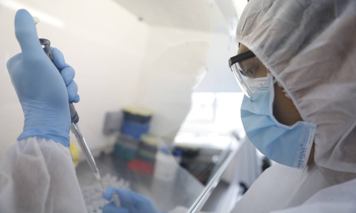 A medical worker performs Covid-19 genetic sequencing at a laboratory in HCMC, February 22, 2021. Photo by VnExpress/Huu Khoa.