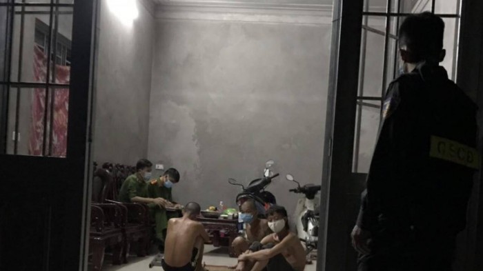 Hiện trường phát hiện, xử lý 3 thanh niên tụ tập ăn uống trong mùa dịch tại xã Tiền Phong, Yên Dũng, Bắc Giang..