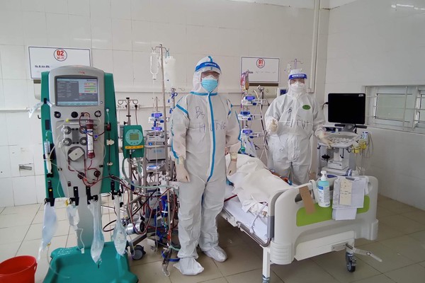 BS Hùng cùng đồng nghiệp can thiệp ECMO cho bệnh nhân tại Trung tâm ICU 101 giường ở Bắc Giang