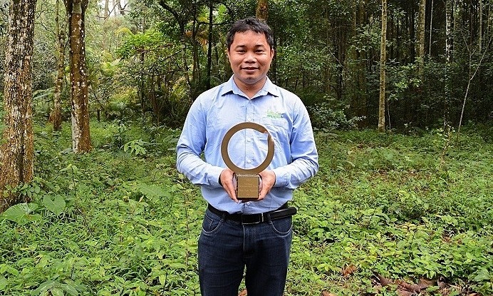 Nguyen Van Thai poses as he holds the Goldman Prize, June 2021. Photo by Save Vietnam Wildlife.