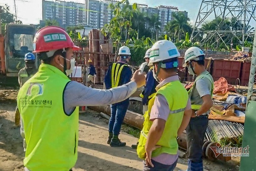 Các kỹ sư và công nhân đi làm tại công trường Metro số 1 ngoài việc tuân thủ 5K thì đều đươc giám sát, theo dõi sức khỏe hàng ngày