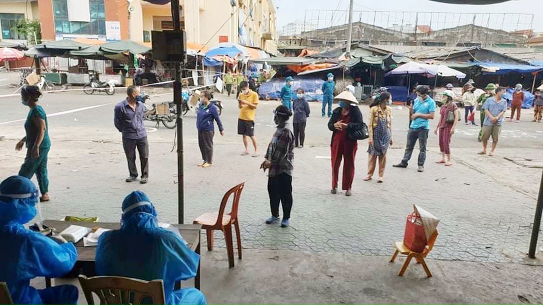 Lấy mẫu xét nghiệm cho các tiểu thương chợ đầu mối Vinh