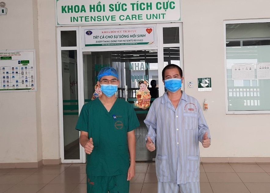 Bệnh nhân 3207 cùng bác sĩ Khoa Hồi sức tích cực, Bệnh viện Bệnh nhiệt đới Trung ương ngày ra viện - Ảnh: Đ.Thanh