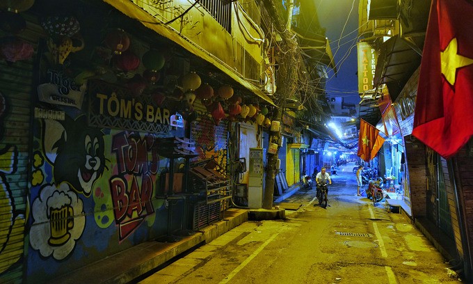 A man rides his bicycle along the deserted Ta Hien Street, a famous backpacker hub in Hanoi, May 2021. Photo by VnExpress/Ngoc Thanh.