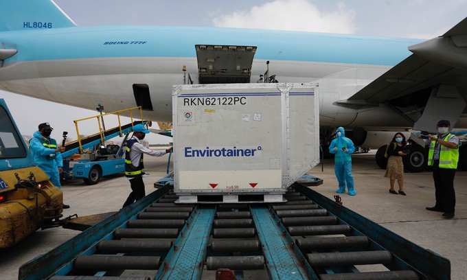 A batch of AstraZenaca Covid-19 vaccine arrives at Tan Son Nhat airport in HCMC, February, 2021. Photo by VnExpress/Huu Khoa.