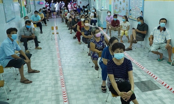 People gather at a kindergarten in HCMC's District 8 to have their samples taken for the new coronavirus test, June 29, 2021. Photo by VnExpress/Ha An.