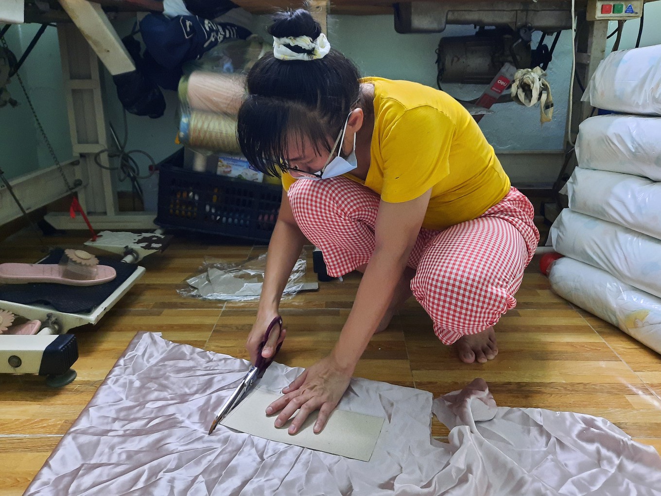 Thuong designs clothes for a customer in Go Vap District. Photo by VnExpress/Diep Phan.