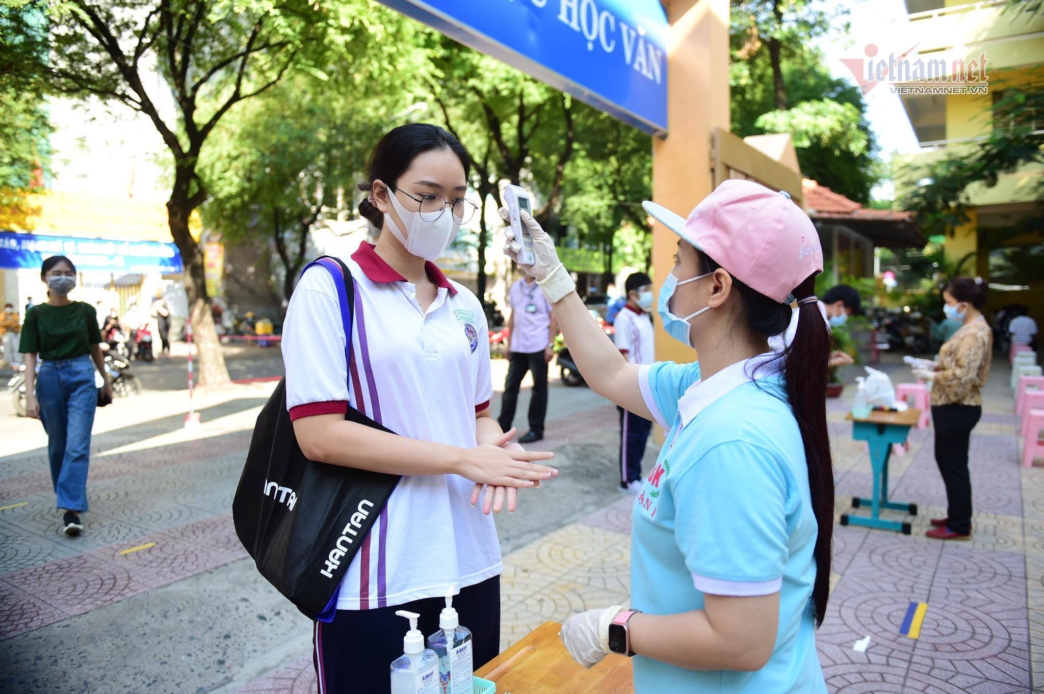 Trong ngày hôm nay tại các điểm xét nghiệm cho học sinh, giáo viên sẽ có 4 ca: Ca 1 (7h30-9h): phòng thi số 01 đến phòng thi số 09; Ca 2 (9h-10h30): phòng thi số 10 đến phòng thi số 18; Ca 03 (13h-14h30): phòng thi số 19 đến phòng thi số 2; Ca 4 (14h30-16h): phòng thi số 27 đến hết..