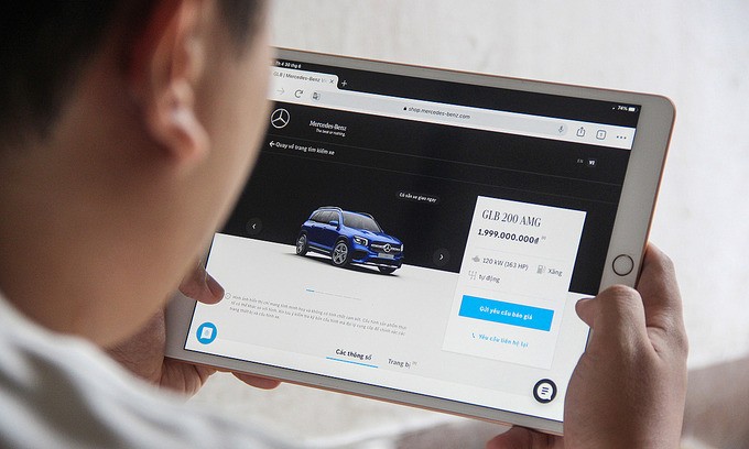 A customer checks prices of cars online. Photo by VnExpress/Thanh Nhan.