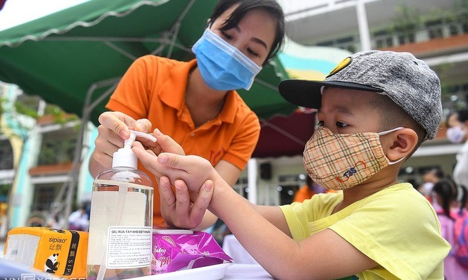 A boy disinfects his hands for coronavirus prevention at a Hanoi kindergarten. Photo by VnExpress/Giang Huy.