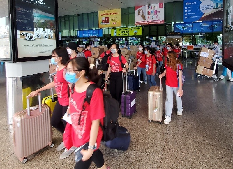 Các sinh viên ĐH Y Hà Nội đến Bình Dương hỗ trợ chống dịch